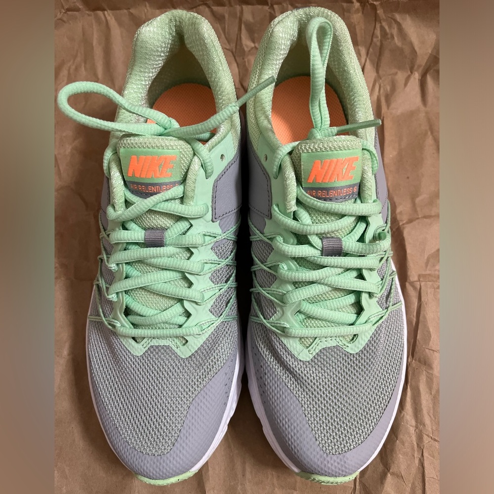 Nike Womens Air Relentless 6 Wolf Grey Sunset Glow Running Shoes Size 7.5 NWOT